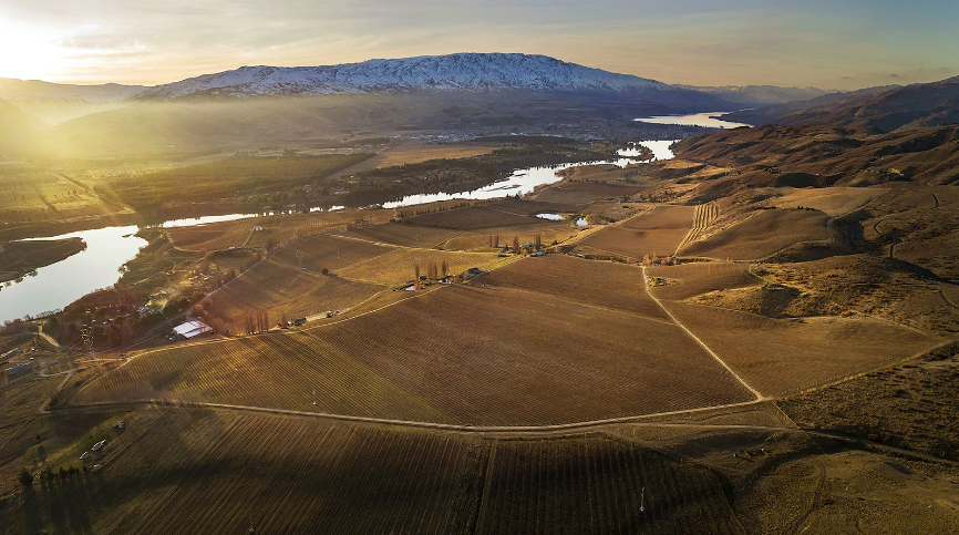 阿卡鲁阿 (Akarua) 位于新西兰中奥塔哥 (Central Otago) 的优质黑皮诺产区，生产静止葡萄酒和起泡葡萄酒，这些葡萄酒获得了非常好的评级。