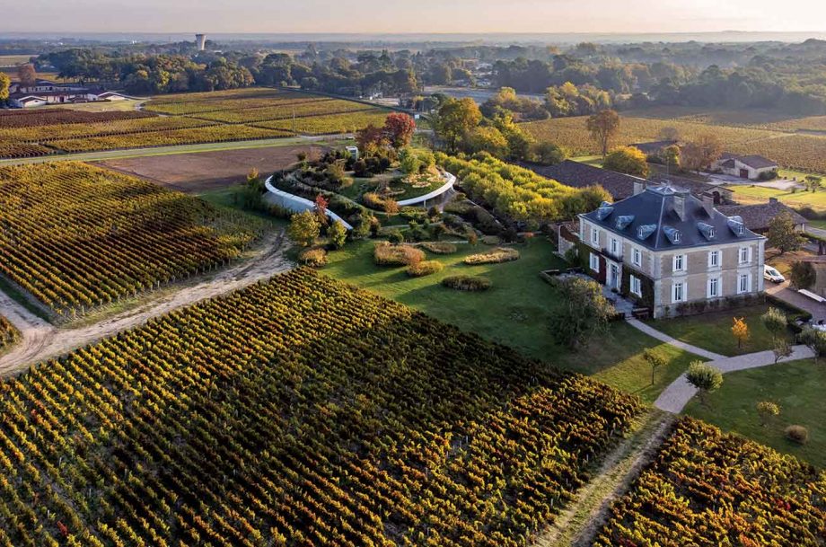 Château Haut-Bailly 及其新地下茶室的圆顶屋顶花园。